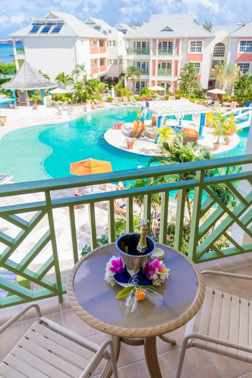 Deluxe Pool View King